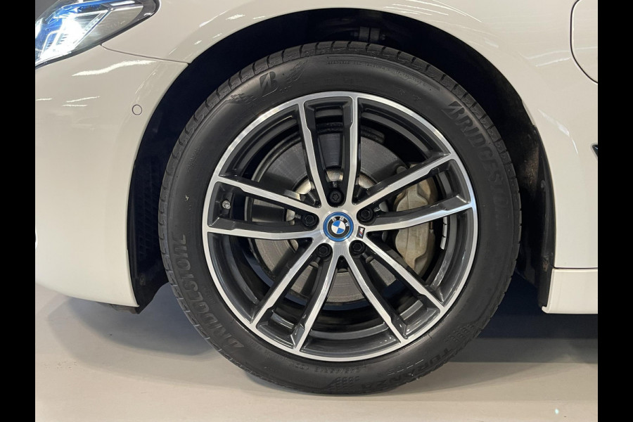 BMW 5 Serie Touring 530e High Executive M Sport 18"/Panoramadak/Laser LED/Adaptief onderstel/Head-up/Keyless/Stoelverwarming/Adaptieve cruise/Dodehoek/Camera/Apple Carplay & Android Auto/HiFi
