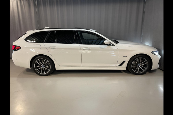 BMW 5 Serie Touring 530e High Executive M Sport 18"/Panoramadak/Laser LED/Adaptief onderstel/Head-up/Keyless/Stoelverwarming/Adaptieve cruise/Dodehoek/Camera/Apple Carplay & Android Auto/HiFi