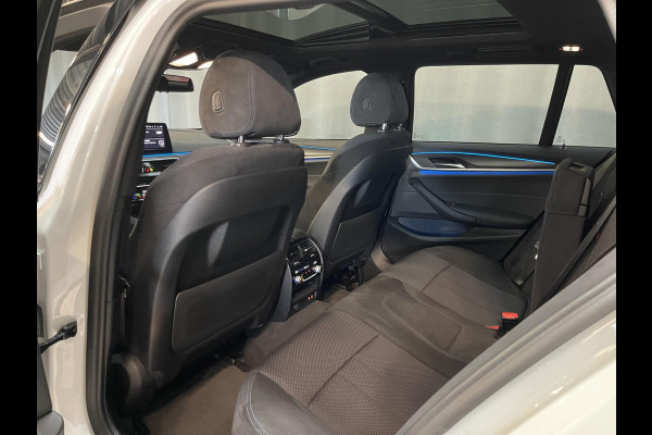 BMW 5 Serie Touring 530e High Executive M Sport 18"/Panoramadak/Laser LED/Adaptief onderstel/Head-up/Keyless/Stoelverwarming/Adaptieve cruise/Dodehoek/Camera/Apple Carplay & Android Auto/HiFi