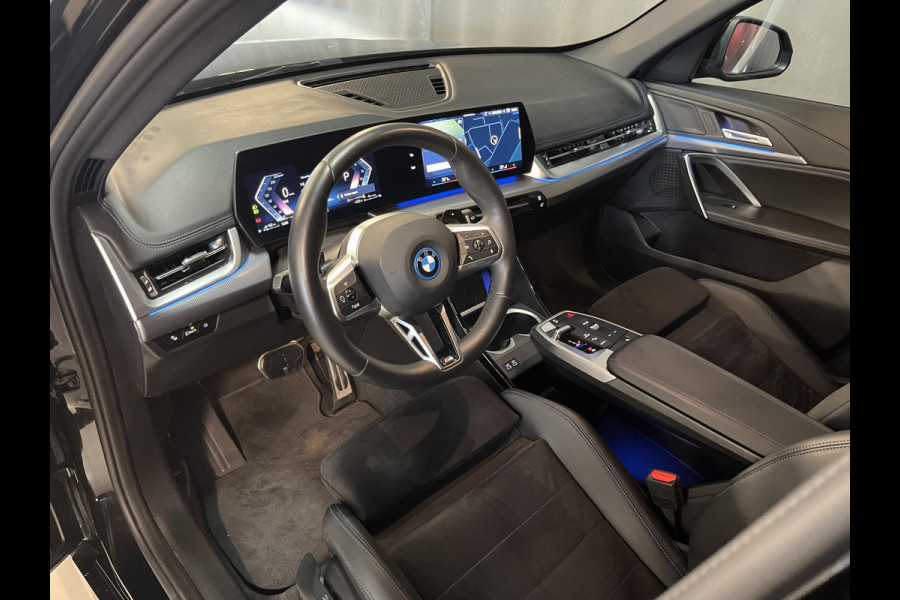 BMW X1 xDrive 25e M-Sport Shadow Line 18''/Sportstoelen/Keyless/Stoelverwarming/Camera/Elektrisch klep