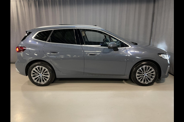 BMW 2 Serie Active Tourer 225e xDrive Luxury Line 17"/Leder + memory/Panoramadak/Stoelmassage/Harman Kardon/Camera/Head-up/Dodehoek/Apple Carplay & Android Auto