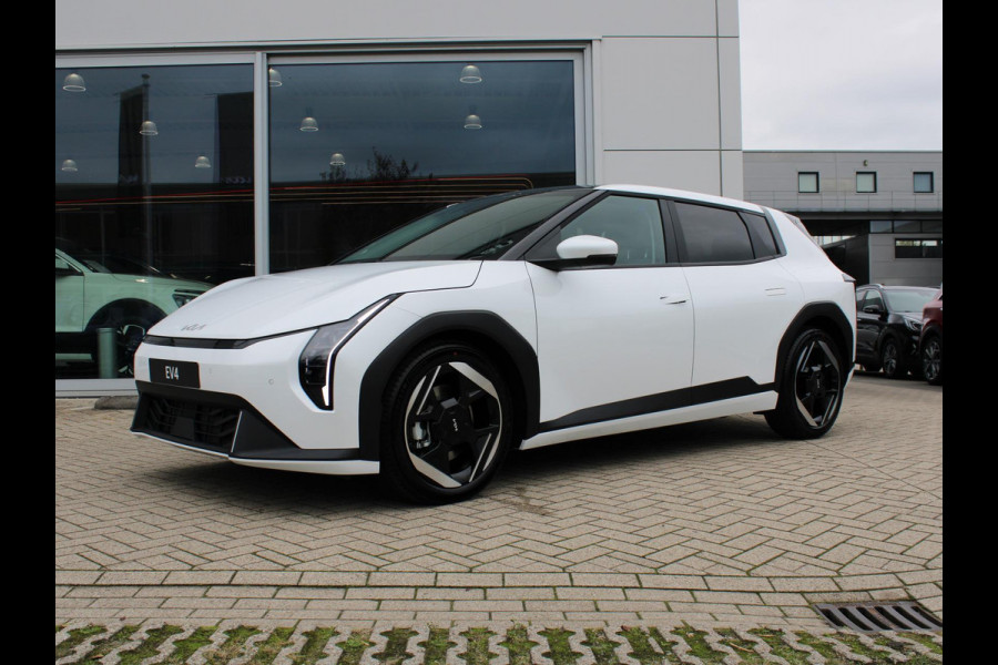 Kia EV4 Plus Advanced 58.3 kWh | DIRECT LEVERBAAR | Schuifkanteldak | Navigatie | Stoel en stuurverwarming | H&K | Elektrische achterklep