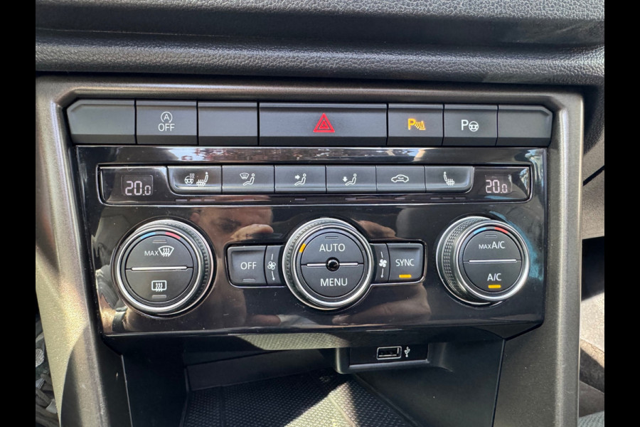 Volkswagen T-Roc 1.0 TSI Style Panorama Virtual Stuurverw. Camera Led