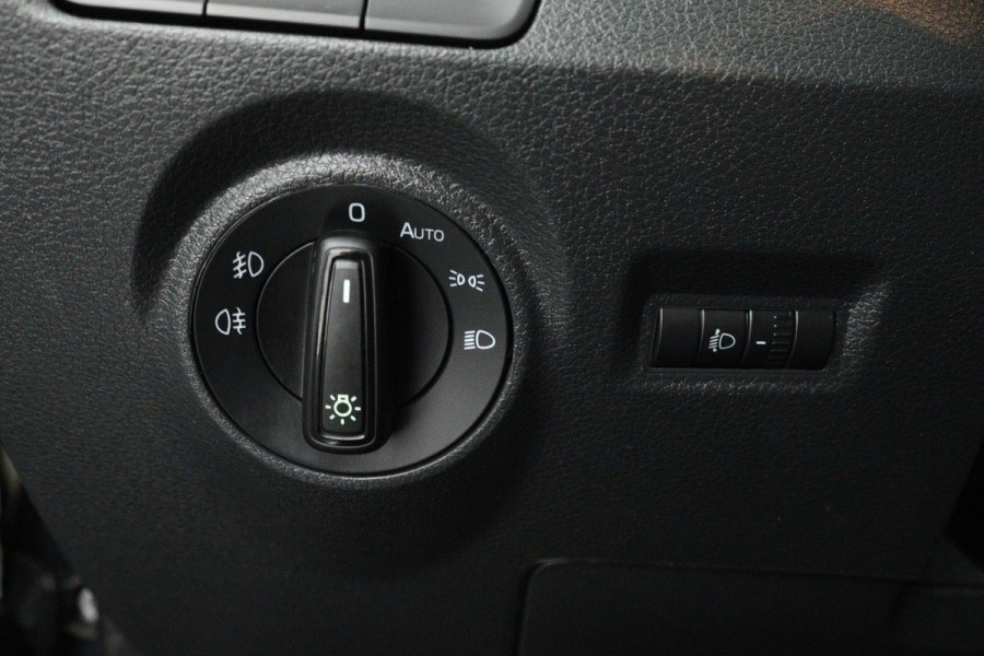 Škoda Fabia 1.0 TSI Sport business (TREKHAAK, CAMERA, STOELVERWARMING, CRUISE CONTROL, PARKEERSENSOREN)