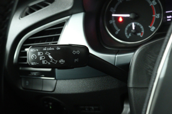 Škoda Fabia 1.0 TSI Sport business (TREKHAAK, CAMERA, STOELVERWARMING, CRUISE CONTROL, PARKEERSENSOREN)