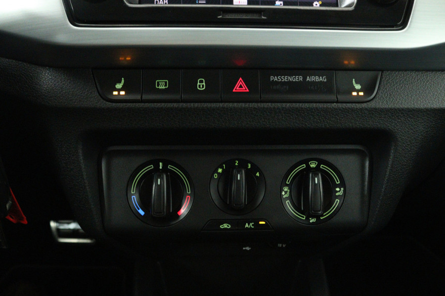 Škoda Fabia 1.0 TSI Sport business (TREKHAAK, CAMERA, STOELVERWARMING, CRUISE CONTROL, PARKEERSENSOREN)