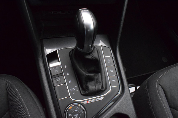 Volkswagen Tiguan 2.0 TSI 4Motion Highline | Trekhaak | Apple CarPlay | Camera | Stoelverwarming