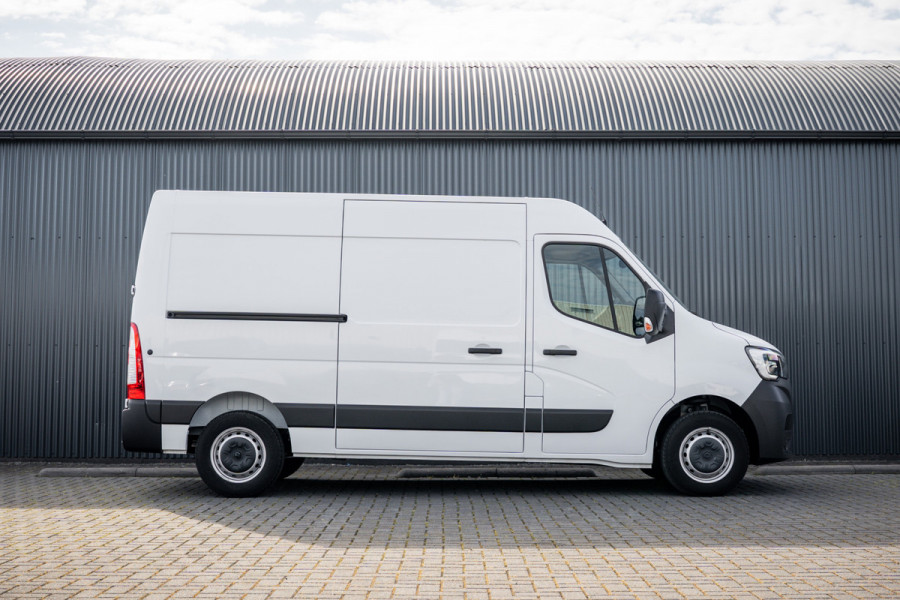 Renault Master **Bleu DCI 135PK | L2H2 | Nieuw | Navi | 3-Zits | LED | Cruise | Airco**