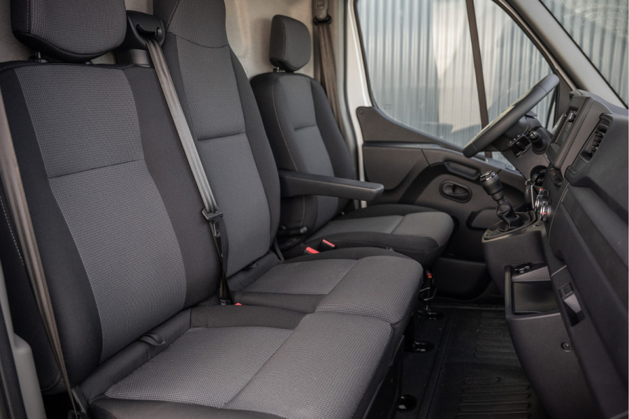 Renault Master **Bleu DCI 135PK | L2H2 | Nieuw | Navi | 3-Zits | LED | Cruise | Airco**