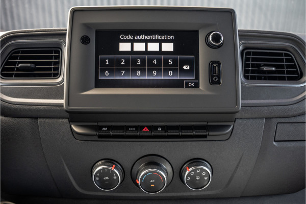 Renault Master **Bleu DCI 135PK | L2H2 | Nieuw | Navi | 3-Zits | LED | Cruise | Airco**