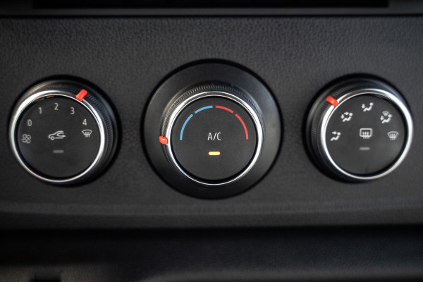 Renault Master **Bleu DCI 135PK | L2H2 | Nieuw | Navi | 3-Zits | LED | Cruise | Airco**