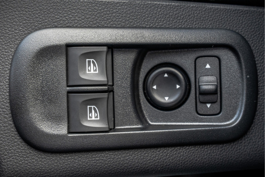 Renault Master **Bleu DCI 135PK | L2H2 | Nieuw | Navi | 3-Zits | LED | Cruise | Airco**