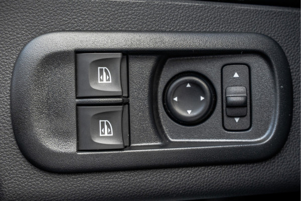 Renault Master **Bleu DCI 135PK | L2H2 | Nieuw | Navi | 3-Zits | LED | Cruise | Airco**