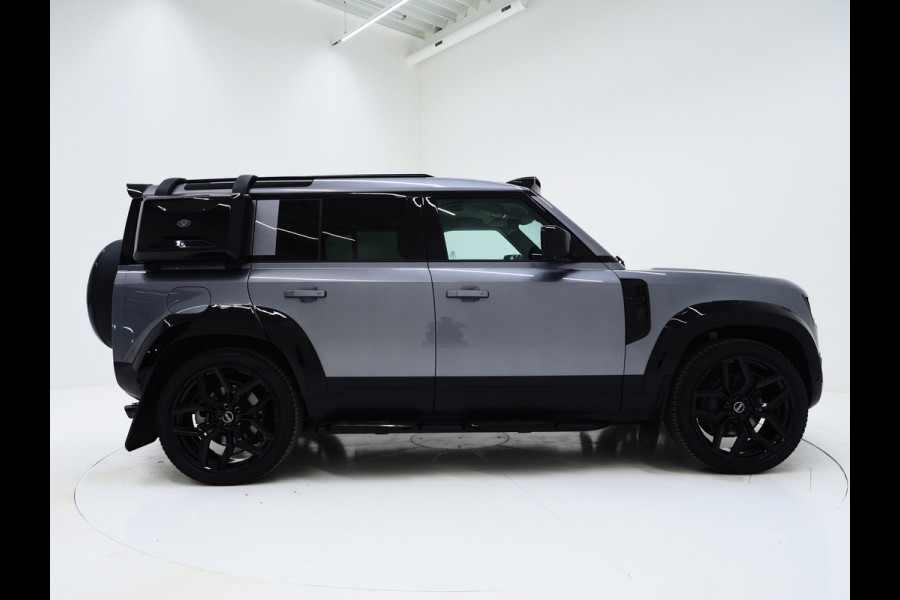 Land Rover Defender 110 2.0 P400e 110 Urban WideTrack Look | Panoramadak | Explorer Pack | Sidesteps | Lightbar | Trekhaak | Meridian