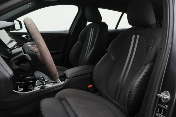 BMW 1-serie 118i Executive Edition Virtual Cockpit, Cruise, Apple Carplay, LED, Rijstrooksensor, Trekhaak, 17''
