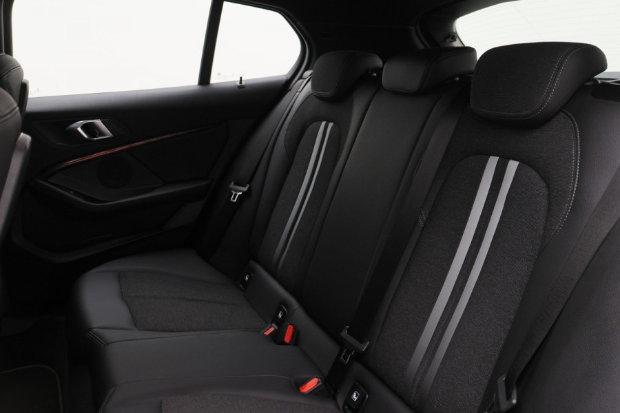 BMW 1-serie 118i Executive Edition Virtual Cockpit, Cruise, Apple Carplay, LED, Rijstrooksensor, Trekhaak, 17''