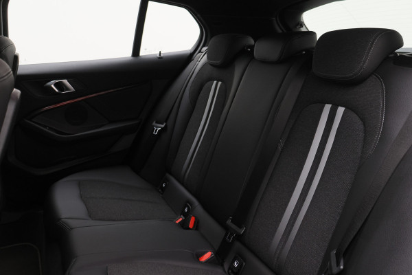 BMW 1-serie 118i Executive Edition Virtual Cockpit, Cruise, Apple Carplay, LED, Rijstrooksensor, Trekhaak, 17''