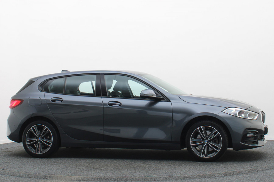 BMW 1-serie 118i Executive Edition Virtual Cockpit, Cruise, Apple Carplay, LED, Rijstrooksensor, Trekhaak, 17''