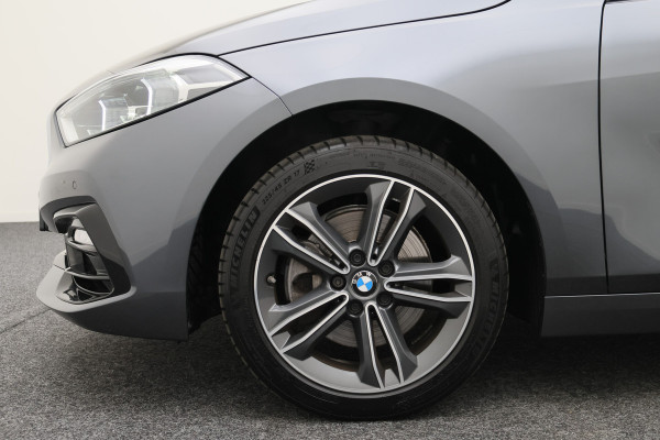 BMW 1-serie 118i Executive Edition Virtual Cockpit, Cruise, Apple Carplay, LED, Rijstrooksensor, Trekhaak, 17''