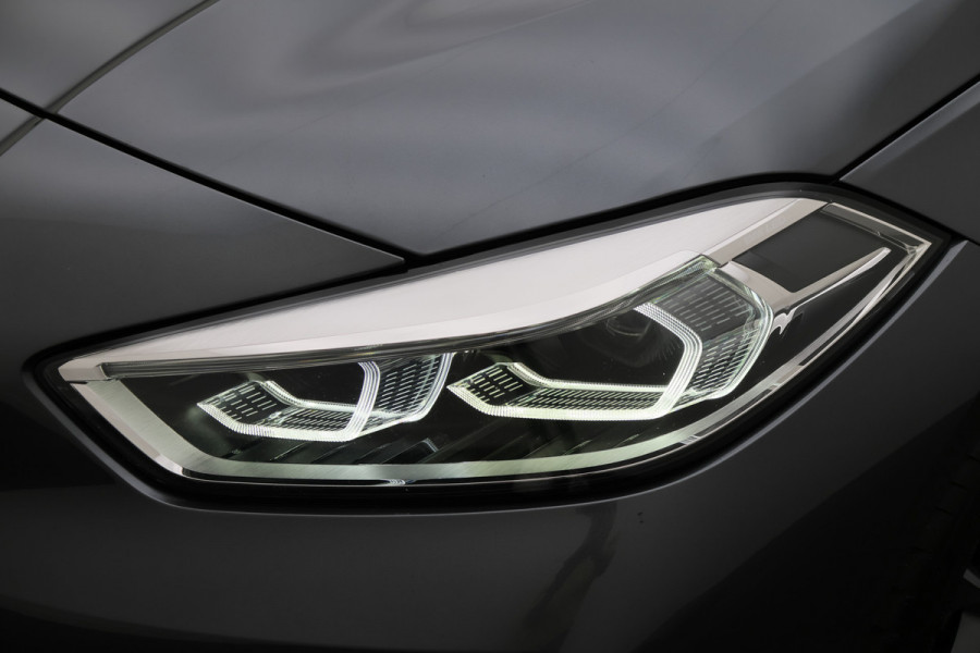 BMW 1-serie 118i Executive Edition Virtual Cockpit, Cruise, Apple Carplay, LED, Rijstrooksensor, Trekhaak, 17''