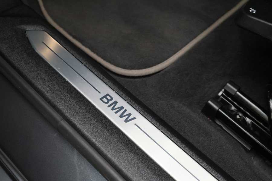BMW 1-serie 118i Executive Edition Virtual Cockpit, Cruise, Apple Carplay, LED, Rijstrooksensor, Trekhaak, 17''
