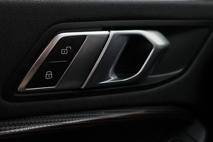 BMW 1-serie 118i Executive Edition Virtual Cockpit, Cruise, Apple Carplay, LED, Rijstrooksensor, Trekhaak, 17''