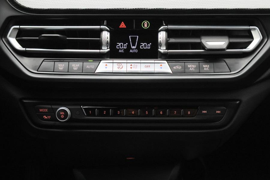 BMW 1-serie 118i Executive Edition Virtual Cockpit, Cruise, Apple Carplay, LED, Rijstrooksensor, Trekhaak, 17''