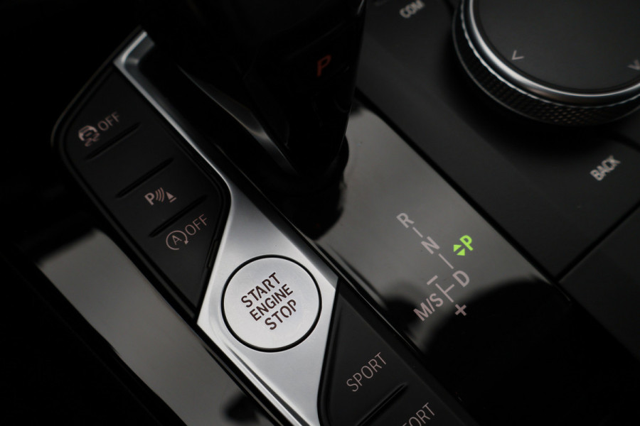 BMW 1-serie 118i Executive Edition Virtual Cockpit, Cruise, Apple Carplay, LED, Rijstrooksensor, Trekhaak, 17''