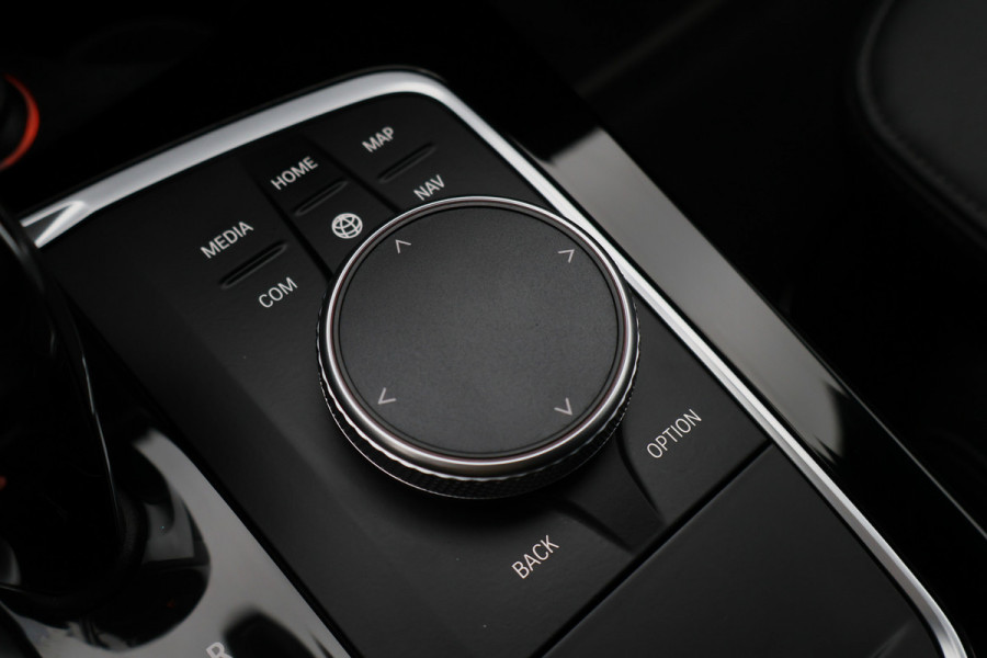 BMW 1-serie 118i Executive Edition Virtual Cockpit, Cruise, Apple Carplay, LED, Rijstrooksensor, Trekhaak, 17''