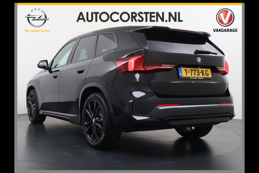 BMW iX1 xDrive30 313PK 4WD M-Pack Launch Edition SOH 100% Leder Harman/Kardon®-Audio Android Auto Apple Carplay Camera Adaptief onderste AWD Live Cockpit Plus Privacy Glas Led Elek.Achterklep Lmv 19" Isofix DAB Origineel Nederlandse Auto