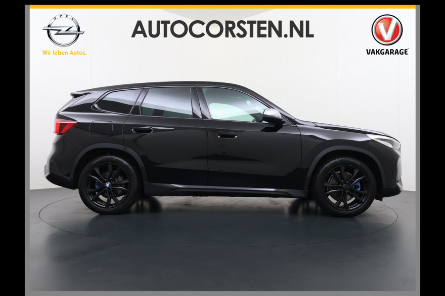 BMW iX1 xDrive30 313PK 4WD M-Pack Launch Edition SOH 100% Leder Harman/Kardon®-Audio Android Auto Apple Carplay Camera Adaptief onderste AWD Live Cockpit Plus Privacy Glas Led Elek.Achterklep Lmv 19" Isofix DAB Origineel Nederlandse Auto