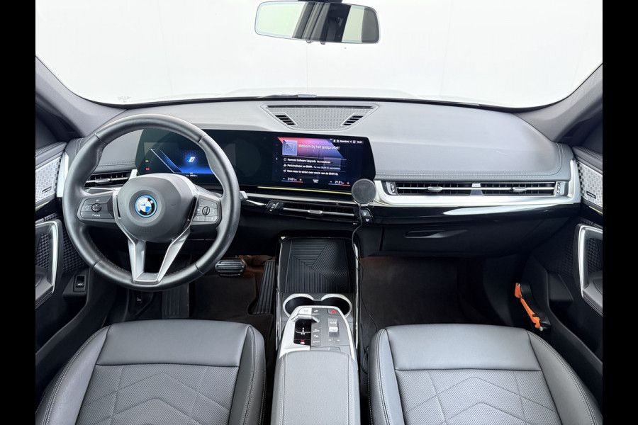 BMW iX1 xDrive30 313PK 4WD M-Pack Launch Edition SOH 100% Leder Harman/Kardon®-Audio Android Auto Apple Carplay Camera Adaptief onderste AWD Live Cockpit Plus Privacy Glas Led Elek.Achterklep Lmv 19" Isofix DAB Origineel Nederlandse Auto