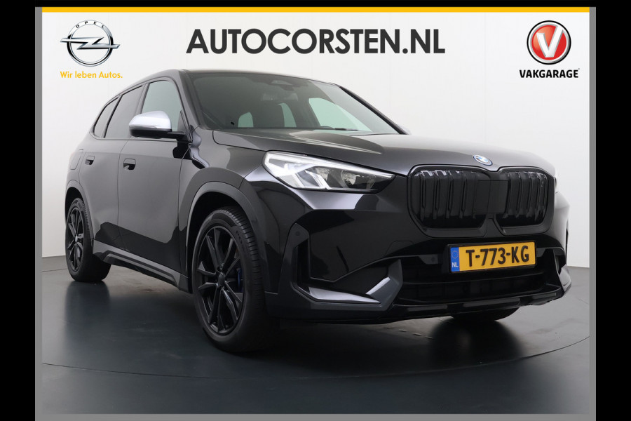 BMW iX1 xDrive30 313PK 4WD M-Pack Launch Edition SOH 100% Leder Harman/Kardon®-Audio Android Auto Apple Carplay Camera Adaptief onderste AWD Live Cockpit Plus Privacy Glas Led Elek.Achterklep Lmv 19" Isofix DAB Origineel Nederlandse Auto