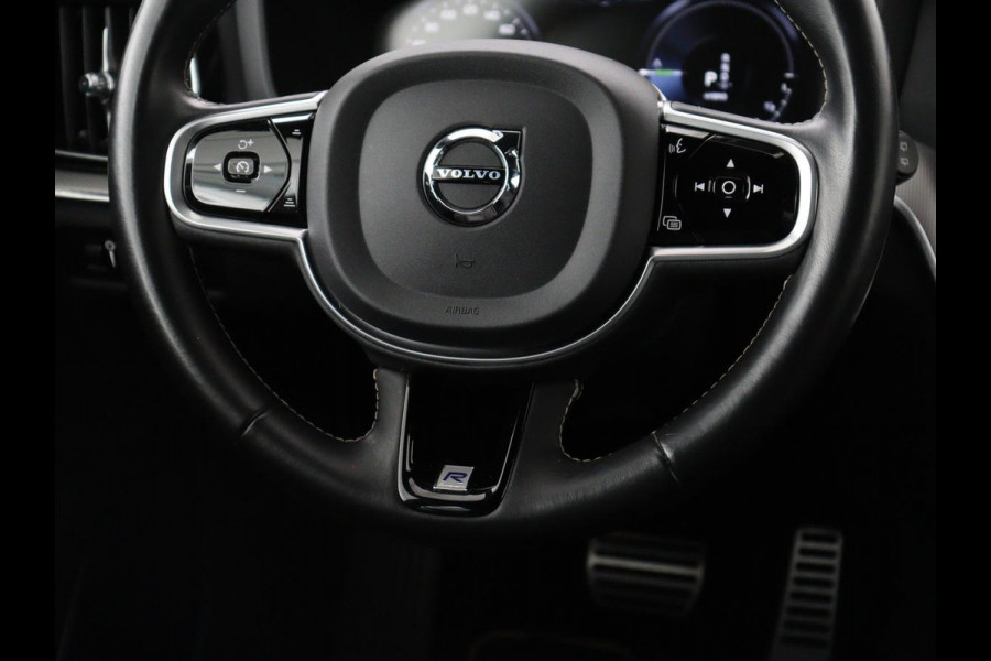 Volvo V60 2.0 T8 Twin Engine AWD R-Design | Trekhaak | Stoelverwarming | Carplay | Sportstoelen | Half leder | Navigatie | Camera | Side Assist | 19'' velgen | Full LED | Standkachel | Cruise control | PHEV | Plug In