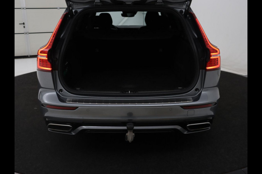 Volvo V60 2.0 T8 Twin Engine AWD R-Design | Trekhaak | Stoelverwarming | Carplay | Sportstoelen | Half leder | Navigatie | Camera | Side Assist | 19'' velgen | Full LED | Standkachel | Cruise control | PHEV | Plug In
