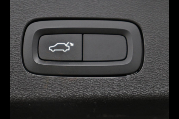 Volvo V60 2.0 T8 Twin Engine AWD R-Design | Trekhaak | Stoelverwarming | Carplay | Sportstoelen | Half leder | Navigatie | Camera | Side Assist | 19'' velgen | Full LED | Standkachel | Cruise control | PHEV | Plug In