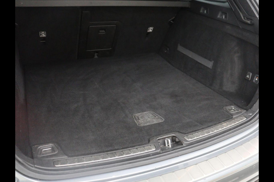 Volvo V60 2.0 T8 Twin Engine AWD R-Design | Trekhaak | Stoelverwarming | Carplay | Sportstoelen | Half leder | Navigatie | Camera | Side Assist | 19'' velgen | Full LED | Standkachel | Cruise control | PHEV | Plug In