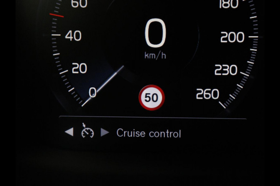 Volvo V60 2.0 T8 Twin Engine AWD R-Design | Trekhaak | Stoelverwarming | Carplay | Sportstoelen | Half leder | Navigatie | Camera | Side Assist | 19'' velgen | Full LED | Standkachel | Cruise control | PHEV | Plug In