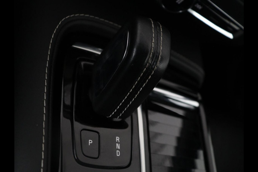 Volvo V60 2.0 T8 Twin Engine AWD R-Design | Trekhaak | Stoelverwarming | Carplay | Sportstoelen | Half leder | Navigatie | Camera | Side Assist | 19'' velgen | Full LED | Standkachel | Cruise control | PHEV | Plug In