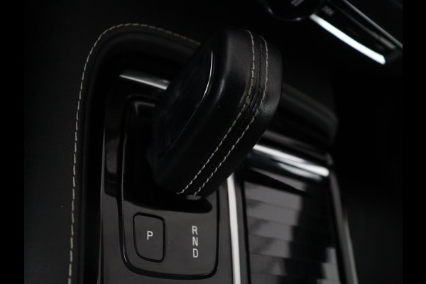 Volvo V60 2.0 T8 Twin Engine AWD R-Design | Trekhaak | Stoelverwarming | Carplay | Sportstoelen | Half leder | Navigatie | Camera | Side Assist | 19'' velgen | Full LED | Standkachel | Cruise control | PHEV | Plug In