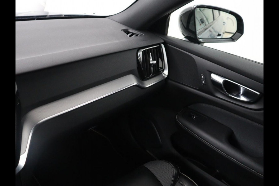 Volvo V60 2.0 T8 Twin Engine AWD R-Design | Trekhaak | Stoelverwarming | Carplay | Sportstoelen | Half leder | Navigatie | Camera | Side Assist | 19'' velgen | Full LED | Standkachel | Cruise control | PHEV | Plug In