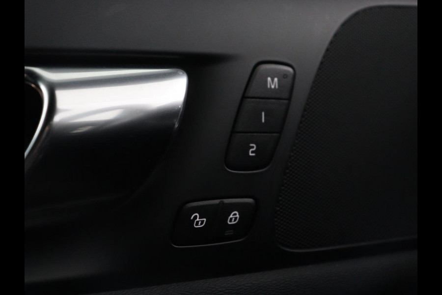 Volvo V60 2.0 T8 Twin Engine AWD R-Design | Trekhaak | Stoelverwarming | Carplay | Sportstoelen | Half leder | Navigatie | Camera | Side Assist | 19'' velgen | Full LED | Standkachel | Cruise control | PHEV | Plug In