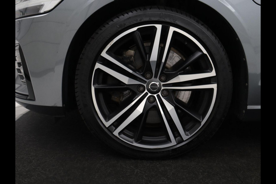Volvo V60 2.0 T8 Twin Engine AWD R-Design | Trekhaak | Stoelverwarming | Carplay | Sportstoelen | Half leder | Navigatie | Camera | Side Assist | 19'' velgen | Full LED | Standkachel | Cruise control | PHEV | Plug In