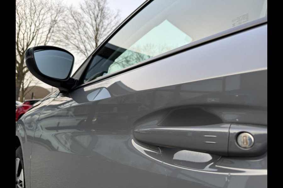 Peugeot 208 Hybrid e-DCS6 Allure VAN: 23.900,- VOOR: 19.877,- UW WKVOORDEEL: 4.023,- | RIJKLAARPRIJS | FABRIEKSGARANTIE t/m 03-2027 | TOPSTAAT! | KEYLESS ENTRY | APPLE CARPLAY-ANDROID AUTO| PARKEERSENSOREN VOOR EN ACHTER |