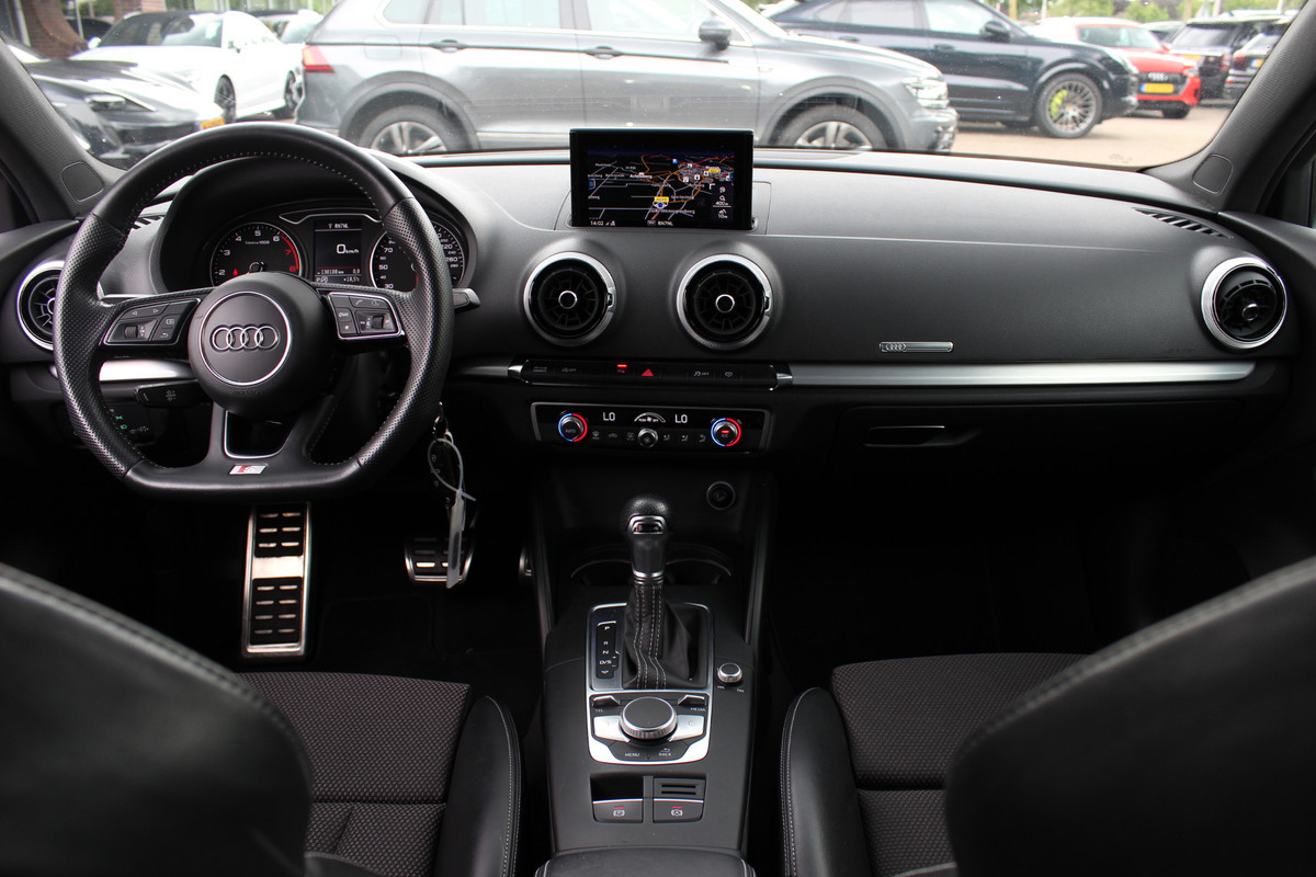 Audi A3 Limousine 1.5 TFSI CoD Sport S Line Edition / Navigatie / Parkeerhulp V+A / 18'' / Half Leder / Sportstoelen / Cruise Control