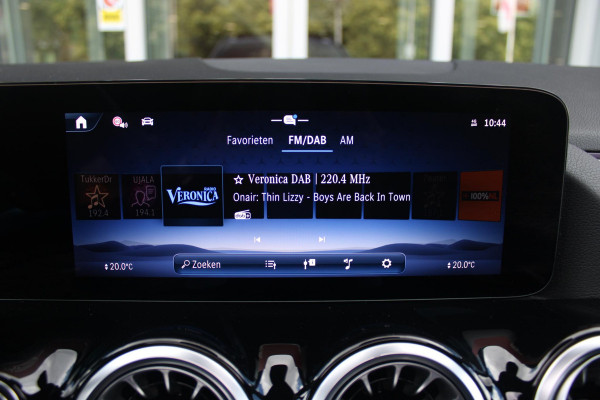 Mercedes-Benz GLA 250 e AMG Line | PANORAMISCH SCHUIF/KANTEL DAK | SFEER VERLICHTING | ELEKTRISCH BEDIENBARE VOORSTOELEN MET GEHEUGENFUNCTIE EN "ZITKINEMATICA" | DRAADLOZE APPLE CARPLAY/ANDROID AUTO | NIGHT PAKKET: DAKRELING ZWART, ZIJRUITEN EN ACHTERRUITEN ZWART, LICHTMETALEN VELGEN 19" ZWART | HEAD UP DISPLAY | REALITY-NAVIGATIE  | 360° CAMERA | MULTI BEAM LED KOPLAMPEN | DODEHOEK DETECTIE | ADAPTIVE CRUISE CONTROL | KEYLESS GO | ELEKTRISCH BEDIENBARE ACHTERKLEP | DRAADLOZE TELEFOONLADER | PREMIUM AUDIO | STOEL VERWARMING |