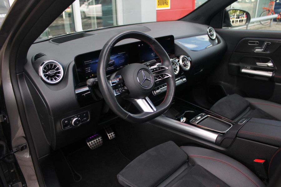 Mercedes-Benz GLA 250 e AMG Line | PANORAMISCH SCHUIF/KANTEL DAK | SFEER VERLICHTING | ELEKTRISCH BEDIENBARE VOORSTOELEN MET GEHEUGENFUNCTIE EN "ZITKINEMATICA" | DRAADLOZE APPLE CARPLAY/ANDROID AUTO | NIGHT PAKKET: DAKRELING ZWART, ZIJRUITEN EN ACHTERRUITEN ZWART, LICHTMETALEN VELGEN 19" ZWART | HEAD UP DISPLAY | REALITY-NAVIGATIE  | 360° CAMERA | MULTI BEAM LED KOPLAMPEN | DODEHOEK DETECTIE | ADAPTIVE CRUISE CONTROL | KEYLESS GO | ELEKTRISCH BEDIENBARE ACHTERKLEP | DRAADLOZE TELEFOONLADER | PREMIUM AUDIO | STOEL VERWARMING |
