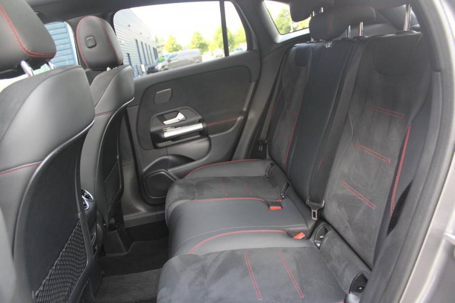Mercedes-Benz GLA 250 e AMG Line | PANORAMISCH SCHUIF/KANTEL DAK | SFEER VERLICHTING | ELEKTRISCH BEDIENBARE VOORSTOELEN MET GEHEUGENFUNCTIE EN "ZITKINEMATICA" | DRAADLOZE APPLE CARPLAY/ANDROID AUTO | NIGHT PAKKET: DAKRELING ZWART, ZIJRUITEN EN ACHTERRUITEN ZWART, LICHTMETALEN VELGEN 19" ZWART | HEAD UP DISPLAY | REALITY-NAVIGATIE  | 360° CAMERA | MULTI BEAM LED KOPLAMPEN | DODEHOEK DETECTIE | ADAPTIVE CRUISE CONTROL | KEYLESS GO | ELEKTRISCH BEDIENBARE ACHTERKLEP | DRAADLOZE TELEFOONLADER | PREMIUM AUDIO | STOEL VERWARMING |