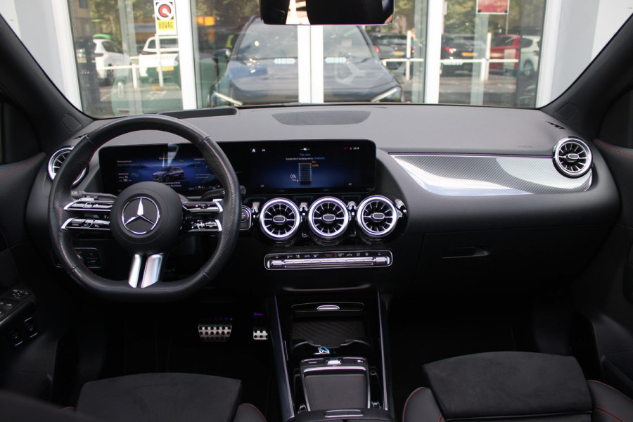 Mercedes-Benz GLA 250 e AMG Line | PANORAMISCH SCHUIF/KANTEL DAK | SFEER VERLICHTING | ELEKTRISCH BEDIENBARE VOORSTOELEN MET GEHEUGENFUNCTIE EN "ZITKINEMATICA" | DRAADLOZE APPLE CARPLAY/ANDROID AUTO | NIGHT PAKKET: DAKRELING ZWART, ZIJRUITEN EN ACHTERRUITEN ZWART, LICHTMETALEN VELGEN 19" ZWART | HEAD UP DISPLAY | REALITY-NAVIGATIE  | 360° CAMERA | MULTI BEAM LED KOPLAMPEN | DODEHOEK DETECTIE | ADAPTIVE CRUISE CONTROL | KEYLESS GO | ELEKTRISCH BEDIENBARE ACHTERKLEP | DRAADLOZE TELEFOONLADER | PREMIUM AUDIO | STOEL VERWARMING |