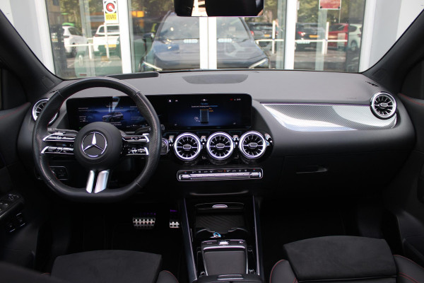 Mercedes-Benz GLA 250 e AMG Line | PANORAMISCH SCHUIF/KANTEL DAK | SFEER VERLICHTING | ELEKTRISCH BEDIENBARE VOORSTOELEN MET GEHEUGENFUNCTIE EN "ZITKINEMATICA" | DRAADLOZE APPLE CARPLAY/ANDROID AUTO | NIGHT PAKKET: DAKRELING ZWART, ZIJRUITEN EN ACHTERRUITEN ZWART, LICHTMETALEN VELGEN 19" ZWART | HEAD UP DISPLAY | REALITY-NAVIGATIE  | 360° CAMERA | MULTI BEAM LED KOPLAMPEN | DODEHOEK DETECTIE | ADAPTIVE CRUISE CONTROL | KEYLESS GO | ELEKTRISCH BEDIENBARE ACHTERKLEP | DRAADLOZE TELEFOONLADER | PREMIUM AUDIO | STOEL VERWARMING |